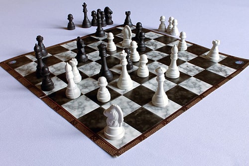 Scacchiera che simboleggia la capacità di intendere e di volere, con riferimento alla strategia e alla riflessione.