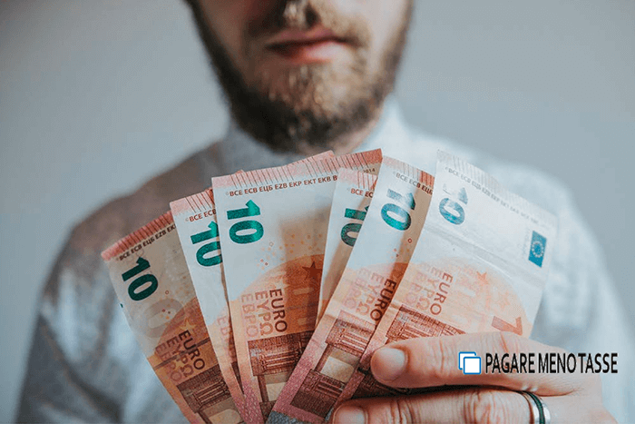 Uomo che tiene soldi in mano, rappresentativo del concetto di deposito cauzionale come garanzia contrattuale.